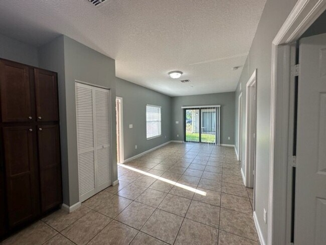 Building Photo - 1045 Villas LLC (1035 NE 10th Ave)