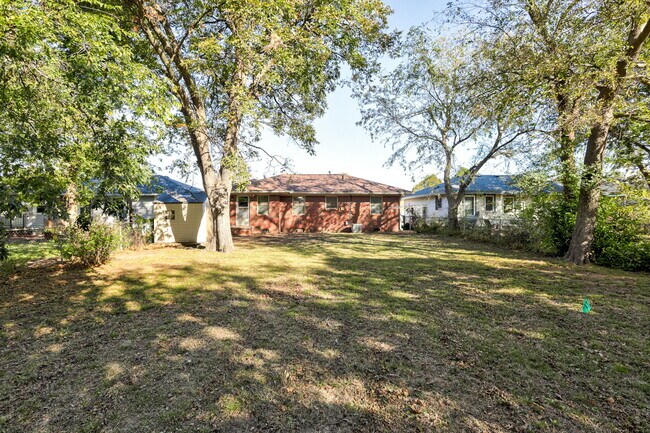 Building Photo - 806 Denison Dr