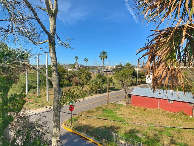 Building Photo - 4 BR / 4 BA Lincolnville Townhouse blocks ...