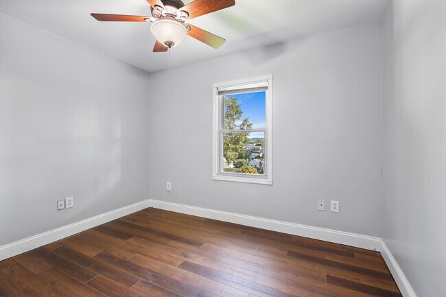 Building Photo - 1202 W Elm St