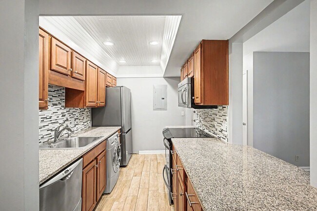 Building Photo - Fantastic 1BR/1BA condo in the desirable Georgetown Condominiums in the heart of Green Hills!