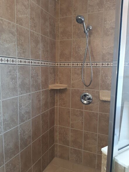 Building Photo - Coming OCT  ! 2 Story 5/  3.5  home in gated community