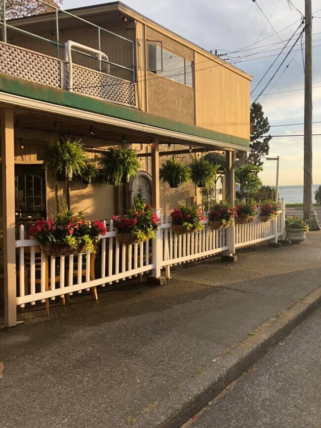 Building Photo - 4030 Beach Dr SW