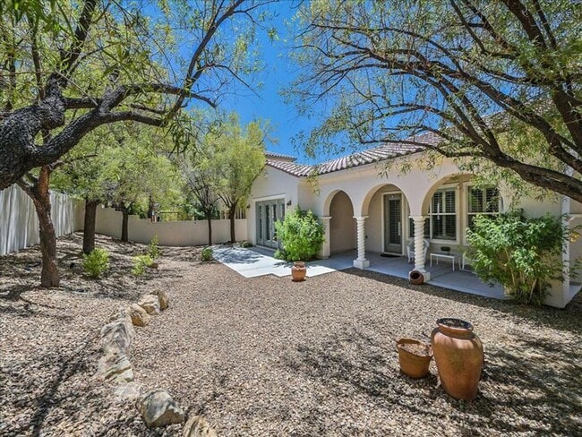 Building Photo - Luxury living in guard gated Resort Villas...