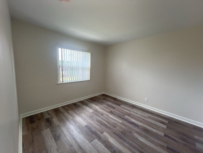 Building Photo - 315