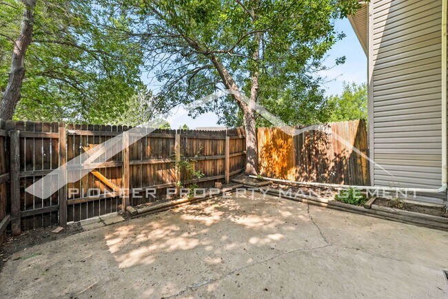 Building Photo - Charming Townhouse with Washer/Dryer and 1-Car Garage