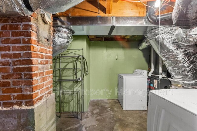 Building Photo - 910 W Orchard Ave