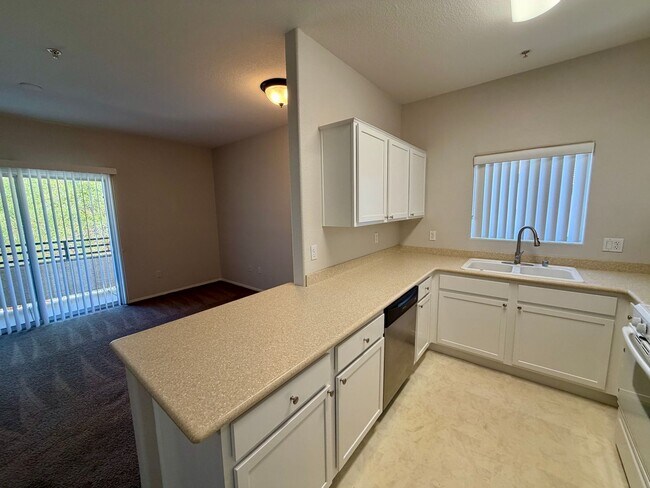 Building Photo - 2291 W Horizon Ridge Pkwy