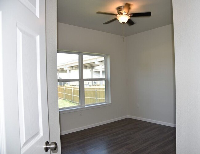 Building Photo - 3 bedroom 2 bath. Duplex Built in 2023