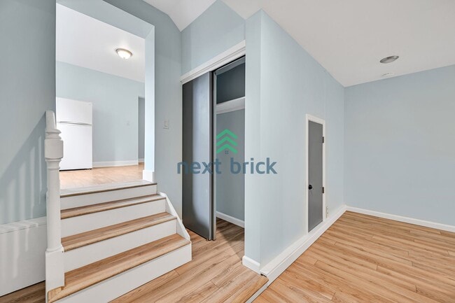 Building Photo - 4 BED & 2 BATH DUPLEX FOR RENT
