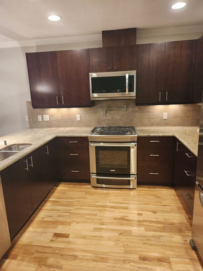 Building Photo - Issaquah Condo 2 Bed 2 Bath + Den Secure Parking Peekaboo View