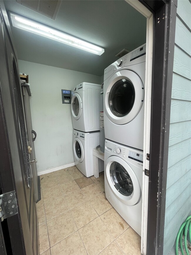 Building Photo - 434 Lenard St