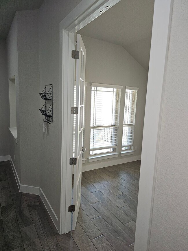Building Photo - $500 discount for Lease signed in June!