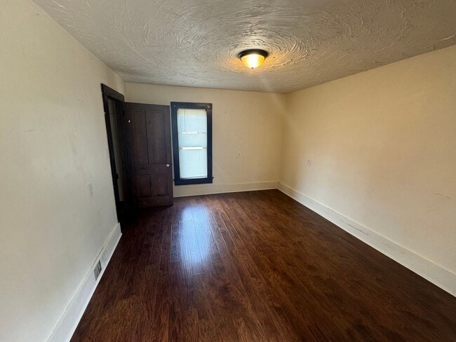 Building Photo - nbr638