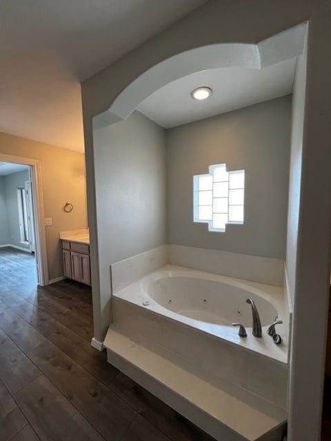 Master Tub - 201 San Saba St