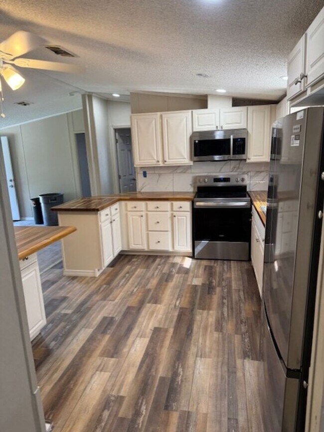 Building Photo - **3/2 Manufactured home near Boggy Creek Road/Taft**