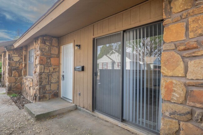 Building Photo - 1355 E 60th St