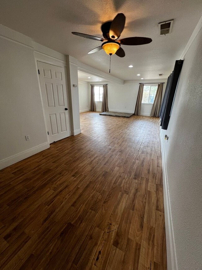Building Photo - Nice two bedroom two bath home away from t...