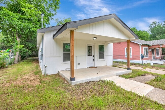 Building Photo - Updated Greenville Home