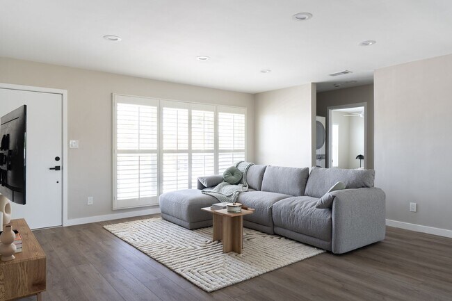 Building Photo - Fully remodeled!