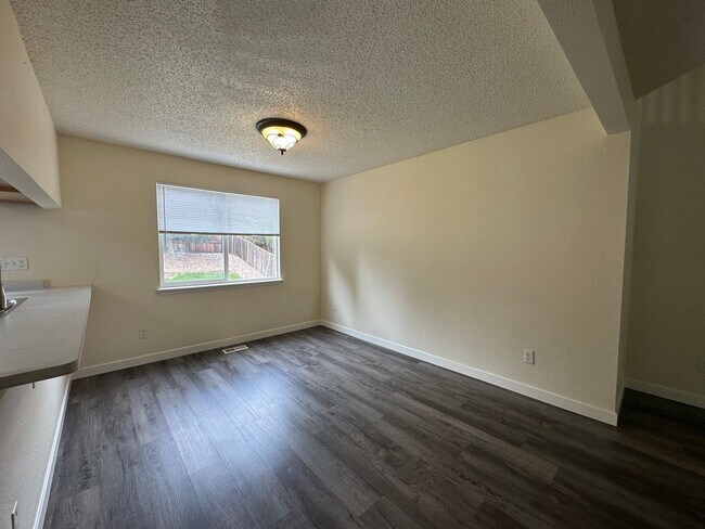 Building Photo - Updated 2 Bedroom w/ a Loft, 2 story