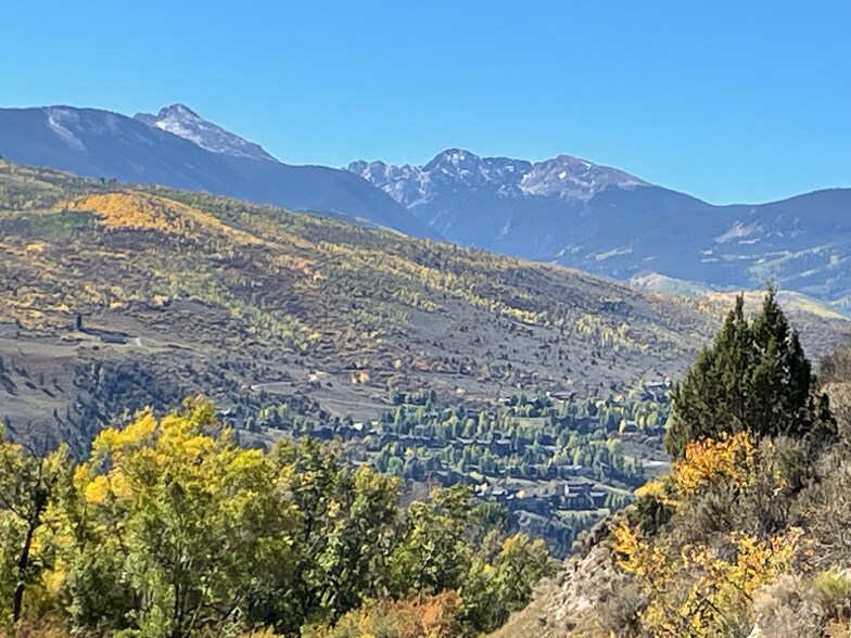 Building Photo - 460 Moonridge Dr