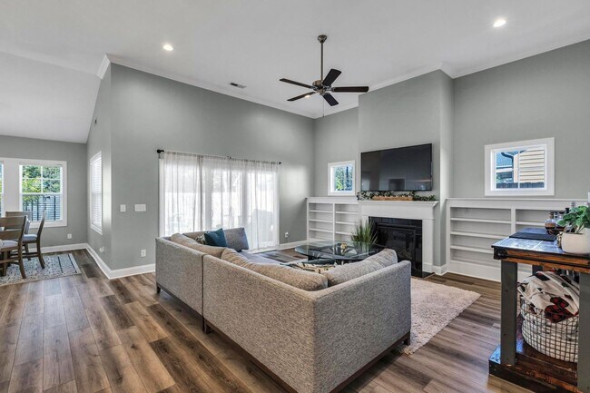 Building Photo - Move in Special!!! $500 off first months r...
