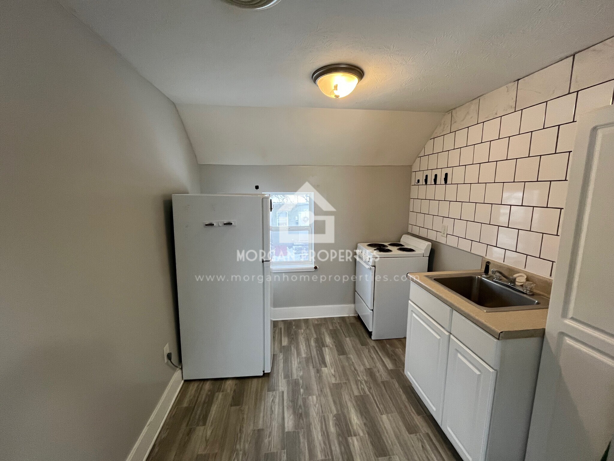 Building Photo - 832 E 7th St