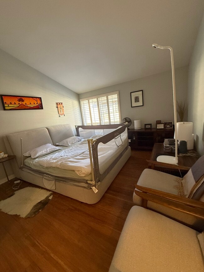 Building Photo - 224 S Marengo Ave