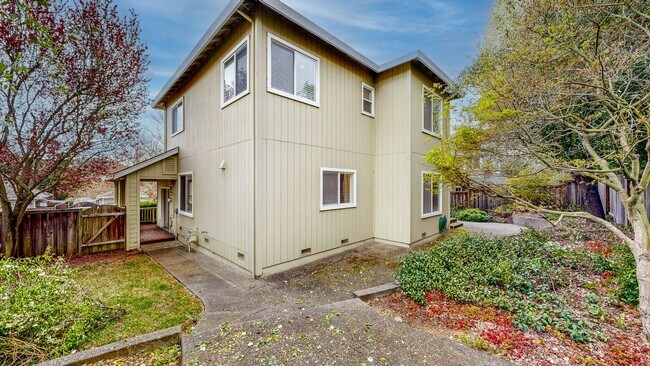 Building Photo - Desirable Skyhawk 3 bedroom Tri-Level Single Family