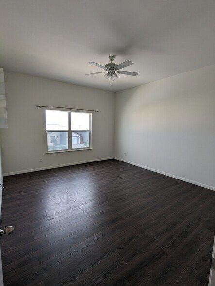 Building Photo - 5211 Shalom Dr