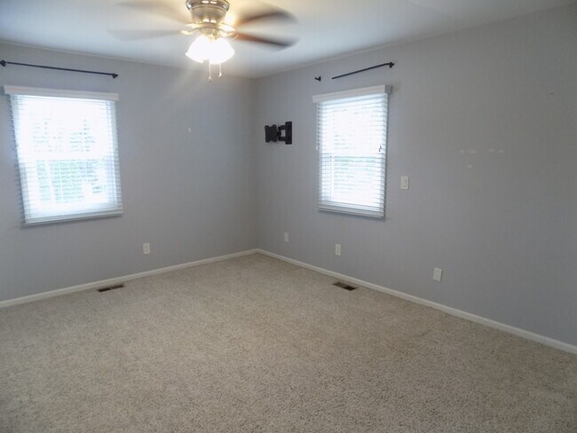 Building Photo - Nice Updated 4 bedroom house with first floor primary bedroom/Bathroom