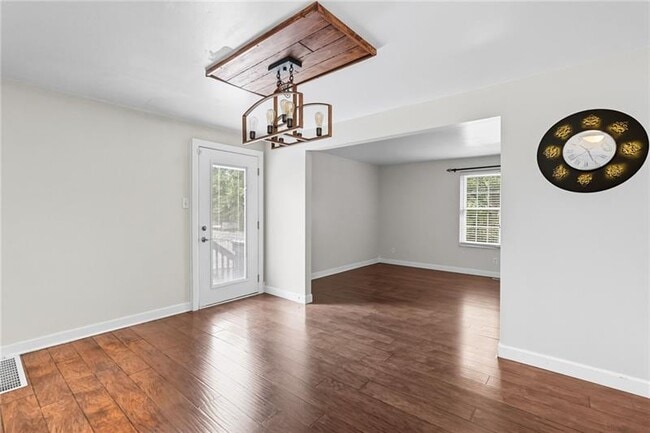 Building Photo - 222 Parkwood Dr