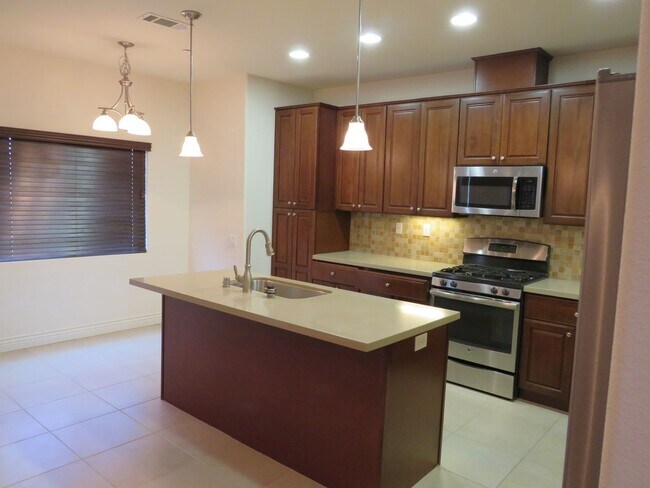Building Photo - 305 Hampton Dr