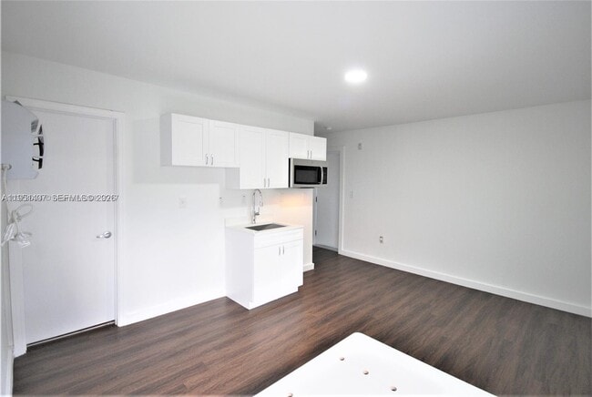 Building Photo - 8260 Byron Ave