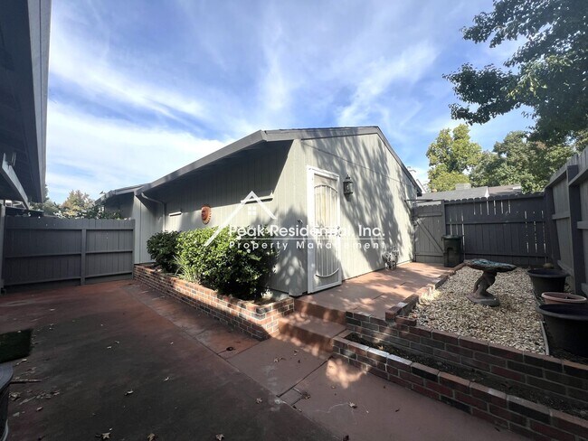 Building Photo - Wonderful 2bd/2ba Citrus Heights Condo with 2 Car Garage!