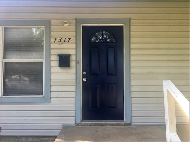 Building Photo - 1317 Meadowbrook Dr