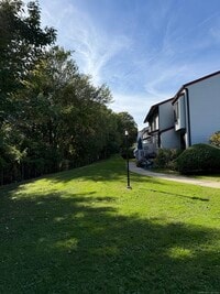 Building Photo - 221 Cottonwood Rd