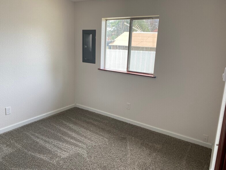 Building Photo - 404 W 5th Ave