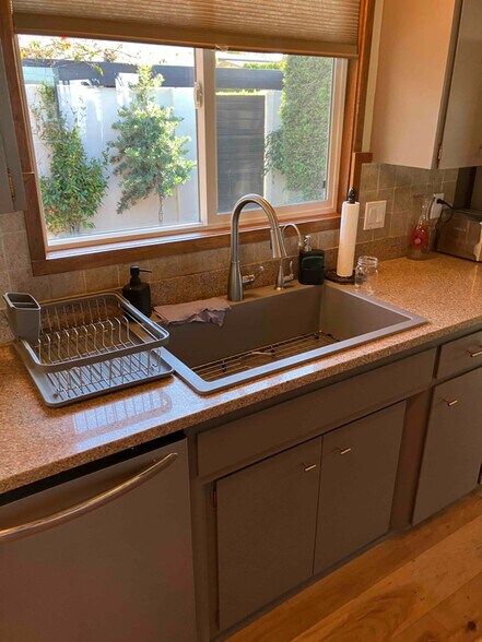 Building Photo - 705 Center Ct