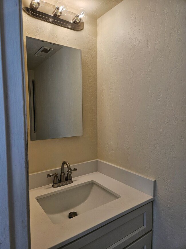 Building Photo - 2 bedroom or 1 bed with loft