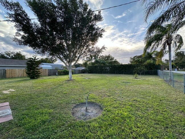 Building Photo - Nice 2/1 Home w/ Fenced Yard in St Cloud