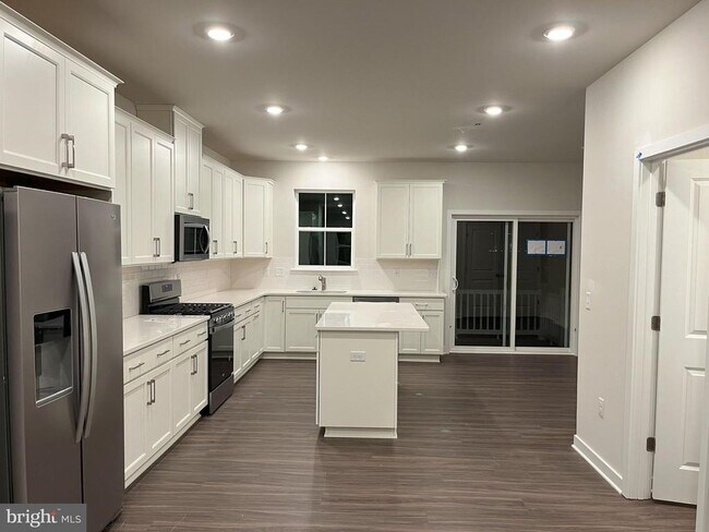 Building Photo - 507 Titanium St