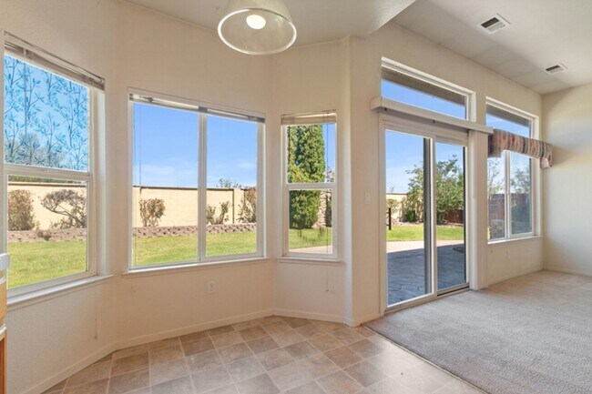 Building Photo - 3 Bedroom, 2 Bath home in Double Diamond Neighborhood