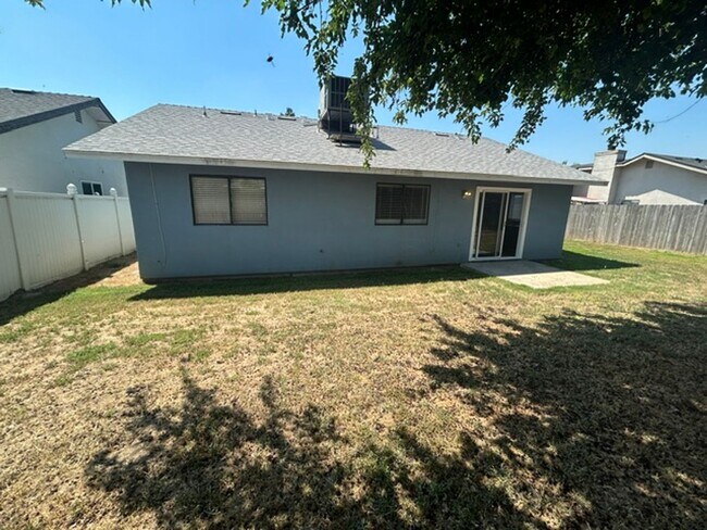 Building Photo - 1136 W Damron Ave
