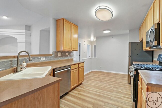Building Photo - 2139 Vanderbilt Dr