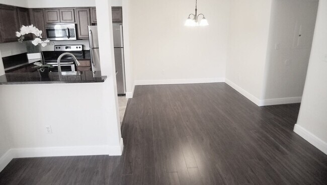 Building Photo - Gorgeous first floor 2/2 condo x Rent @  W...