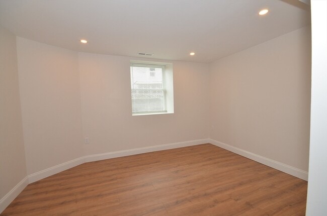 Building Photo - 18 Eaton Ave