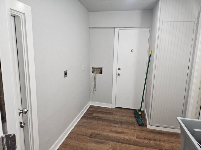 Building Photo - 3 bed 2 bath Newly Renovated Home For Rent
