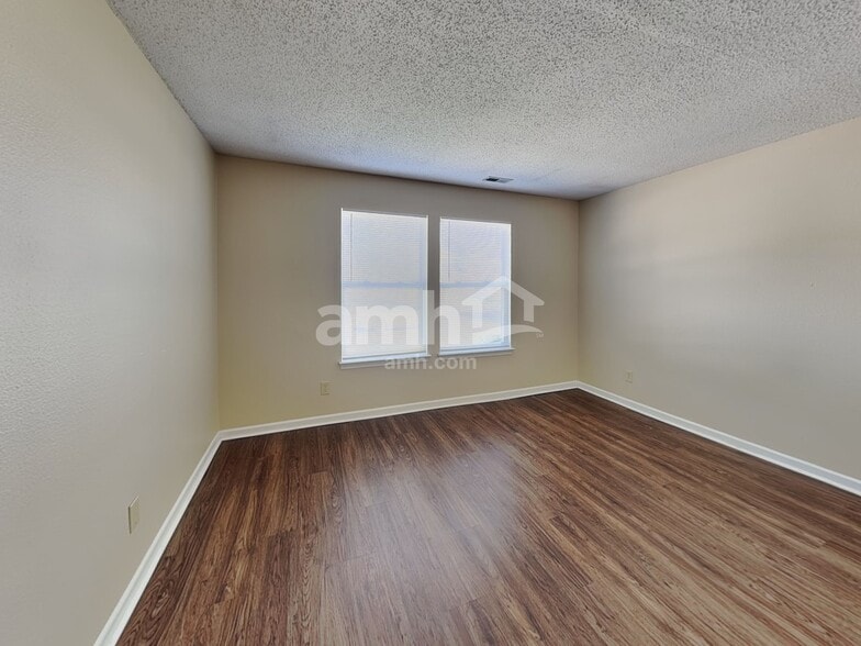 Building Photo - 2092 Meadowlark Ln